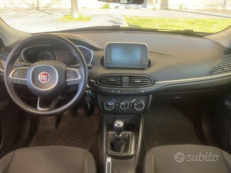 Usata Fiat Tipo Lounge 120 CV (88 kW) 2017 Nero Berlina