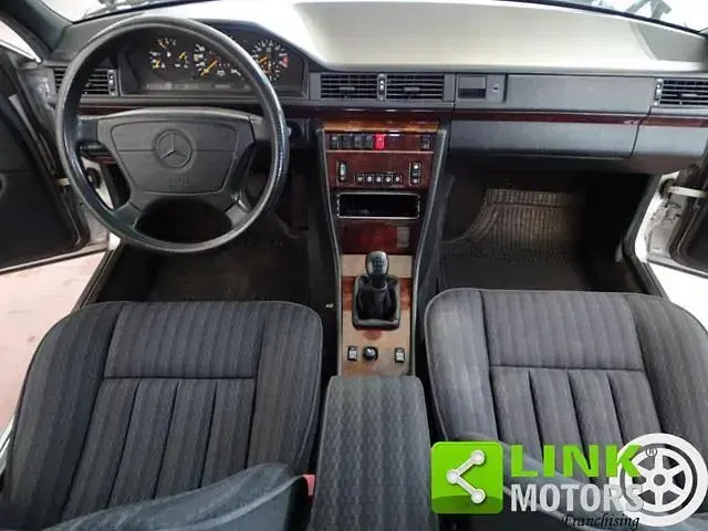 Usata Mercedes 200 136 CV (100 kW) 1993 Argento Station wagon