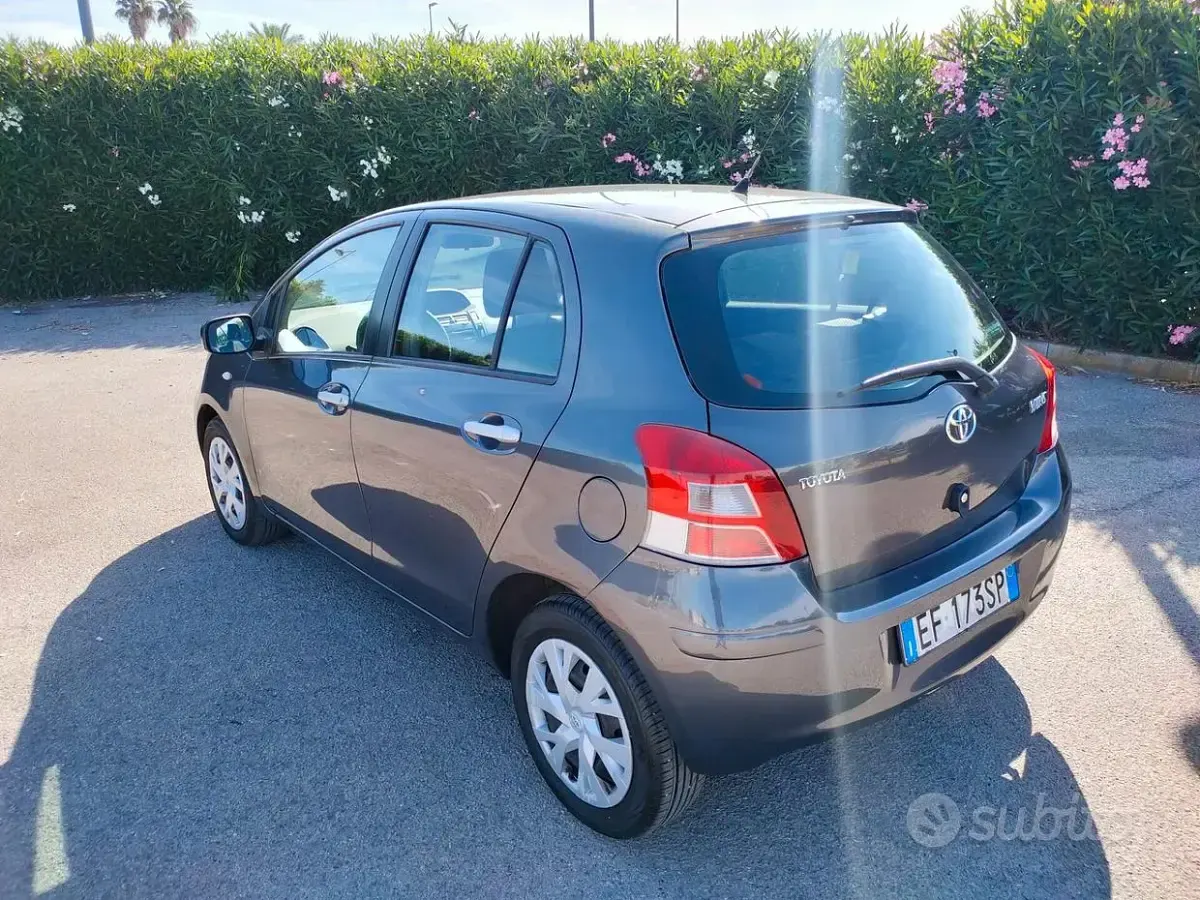 Usata Toyota Yaris Sol 90 CV (66 kW) 2011 Grigio Utilitaria