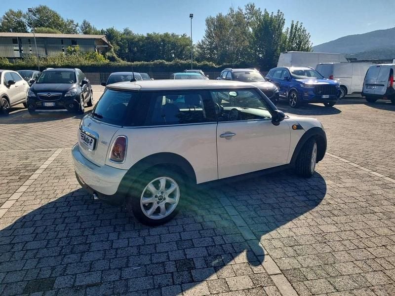 Begagnad Mini ONE 95 HK (69 kW) 2007 Vit Halvkombi