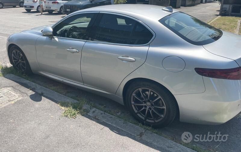 Grigio Usata 2016 Alfa Romeo Giulia Tre volumi | 18.000 € (Buon prezzo) - Immagine 1/4