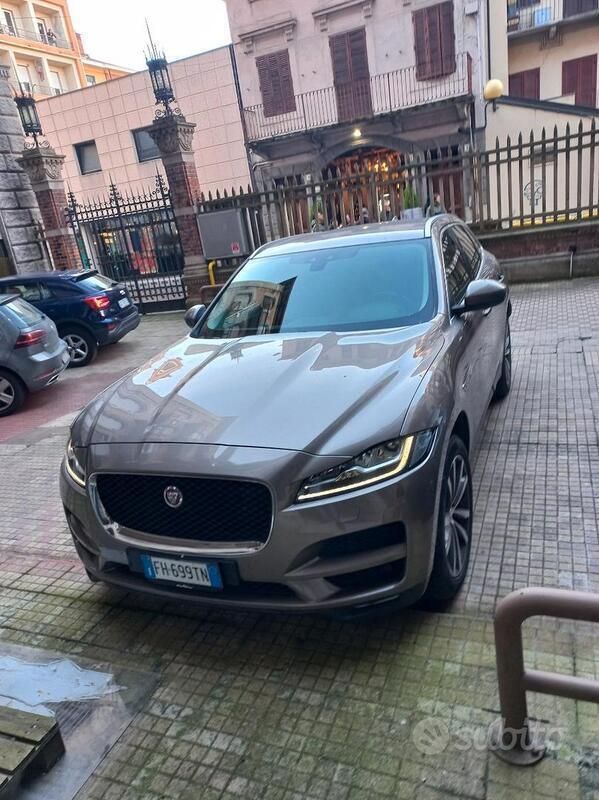 Grigio Usata 2017 Jaguar F-Pace SUV | 19.900 € (Buon prezzo) - Immagine 1/4