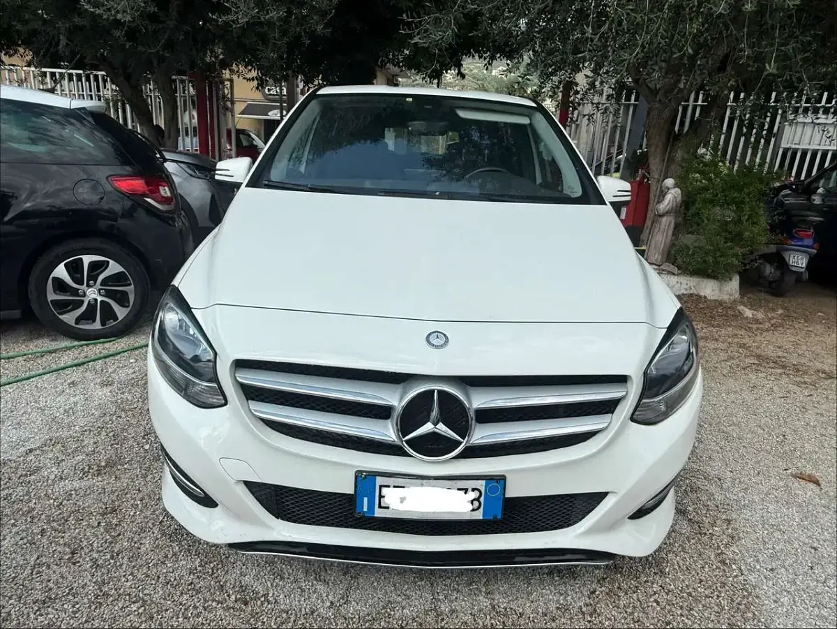 Usata Mercedes B180 Business 109 CV (80 kW) 2015 Bianco Utilitaria