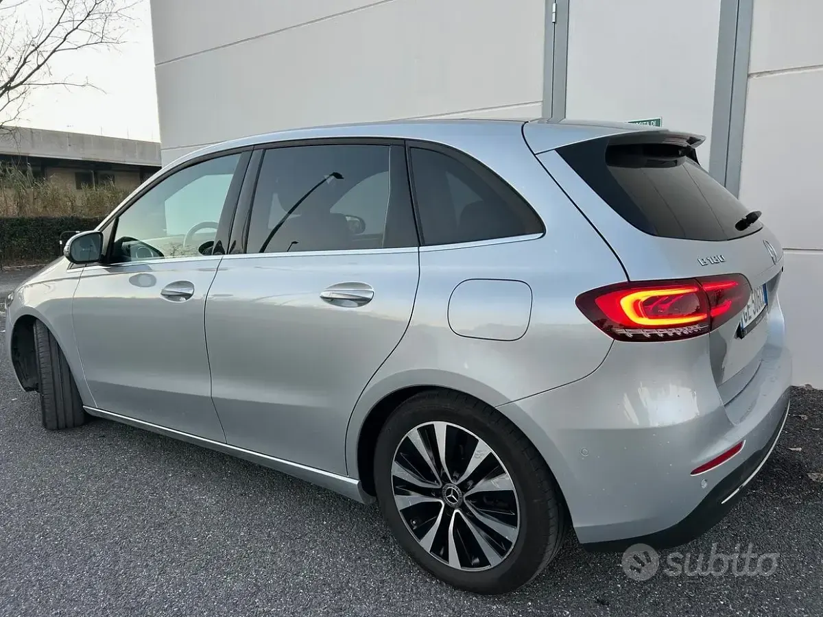 Usata Mercedes A180 Business 136 CV (100 kW) 2021 Grigio Monovolume