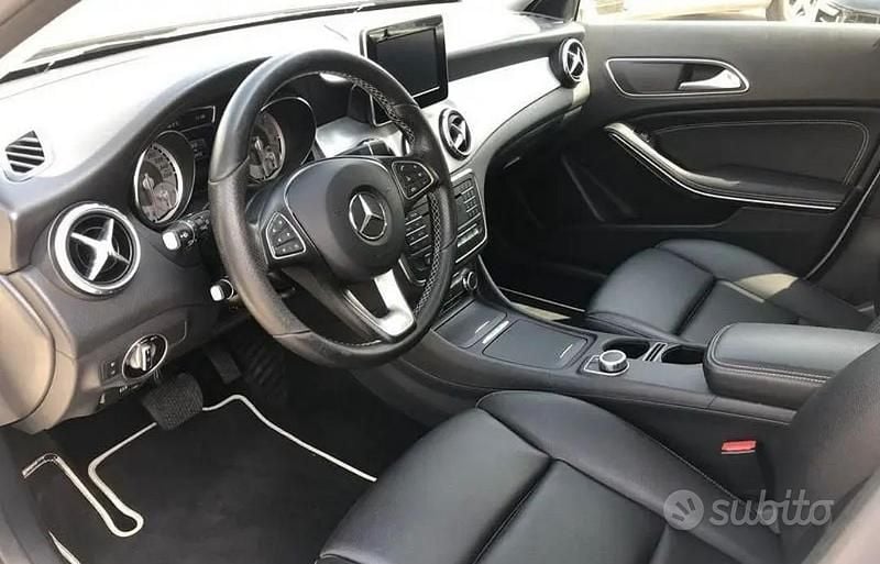 Usata Mercedes GLA200 Business 136 CV (100 kW) 2016 Bianco SUV