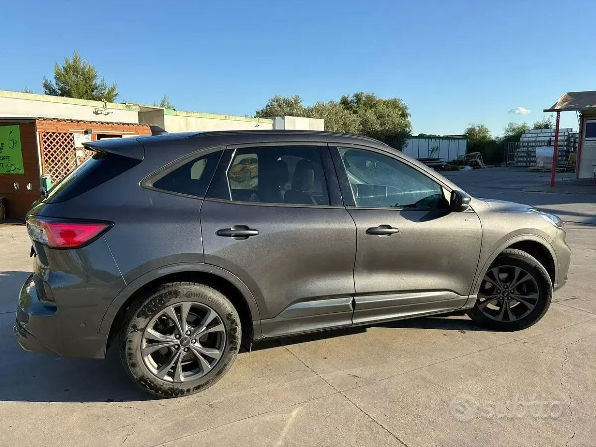 Usata Ford Kuga 120 CV (88 kW) 2023 Grigio SUV
