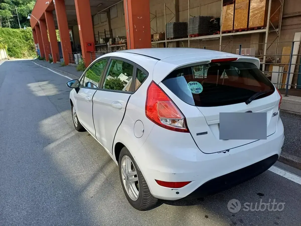 Usata Ford Fiesta 75 CV (55 kW) 2013 Berlina