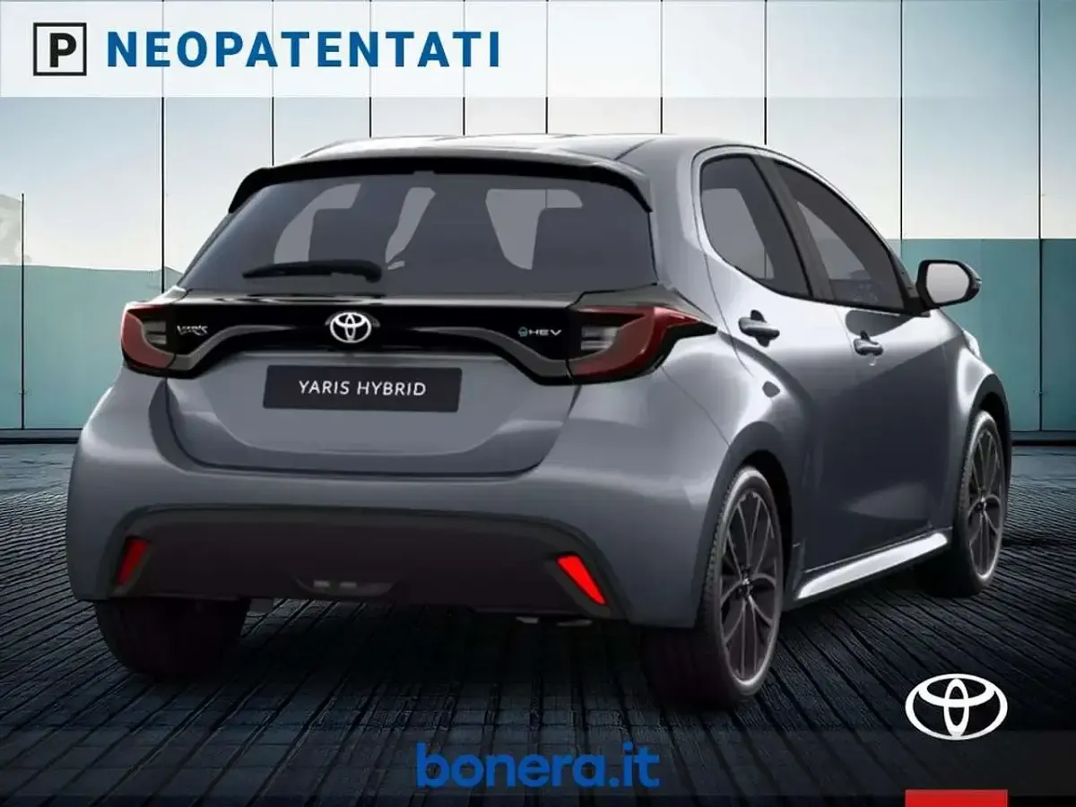 Nuova Toyota Yaris Hybrid 116 CV (85 kW) 2026 Grigio Berlina