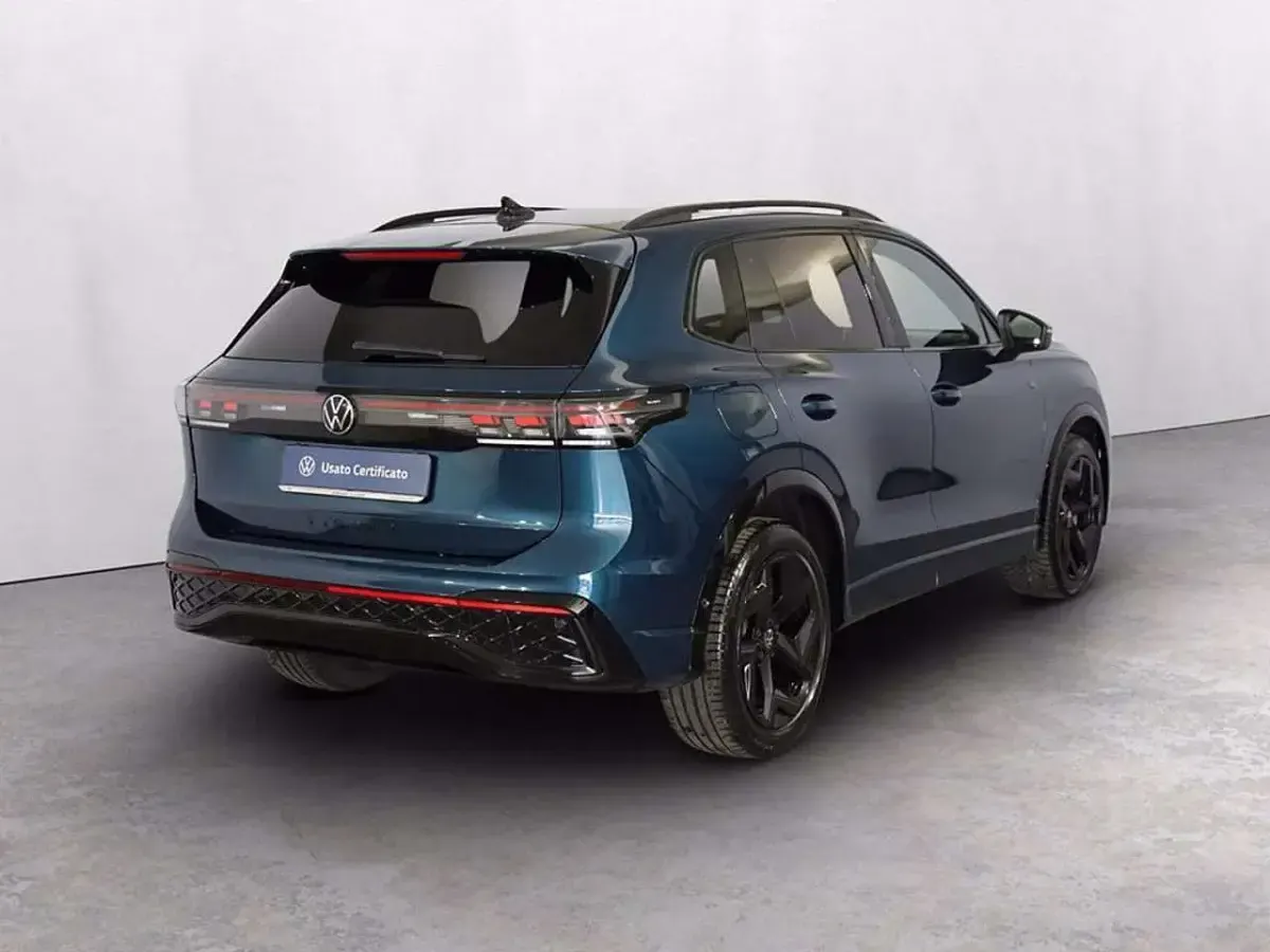 Usata VW Tiguan R-line 150 CV (110 kW) 2024 Nightshade blue metallizzato SUV