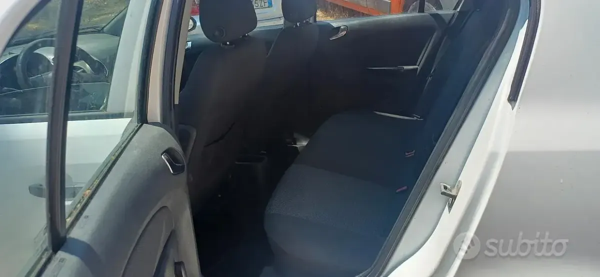 Usata Opel Corsa 65 CV (47 kW) 2010 Bianco Utilitaria