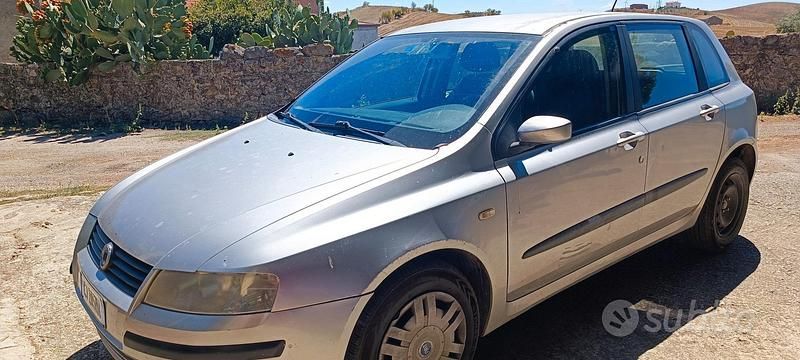 Grigio Usata 2003 Fiat Stilo Berlina | 1500 € (Buon prezzo) - Immagine 1/4