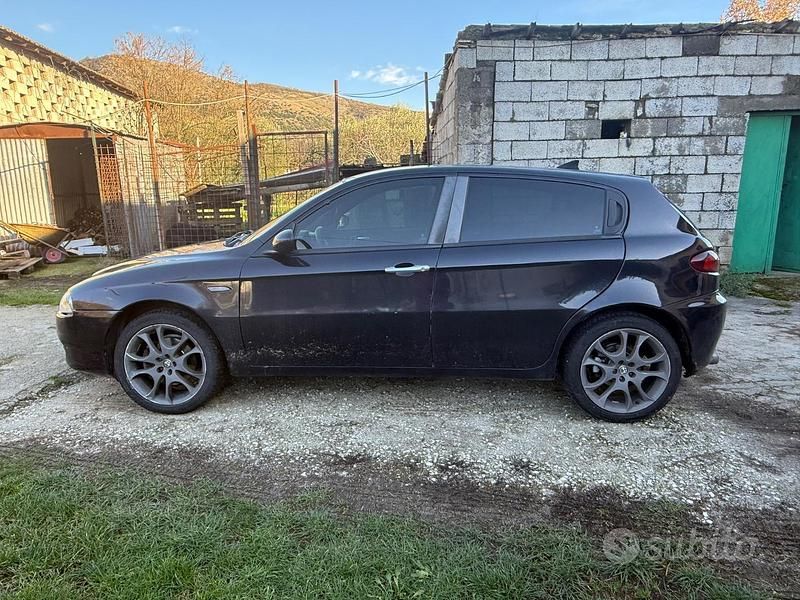 Usata Alfa Romeo 147 120 CV (88 kW) 2007 Nero Utilitaria