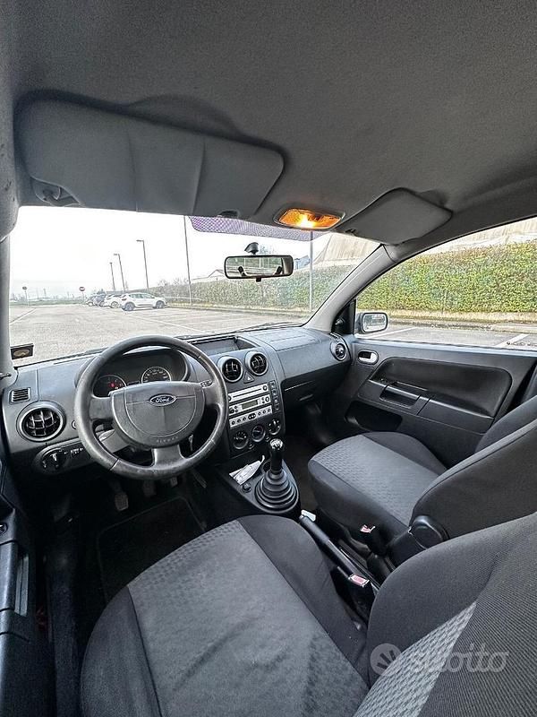Usata Ford Fusion 80 CV (58 kW) 2004 Grigio Utilitaria