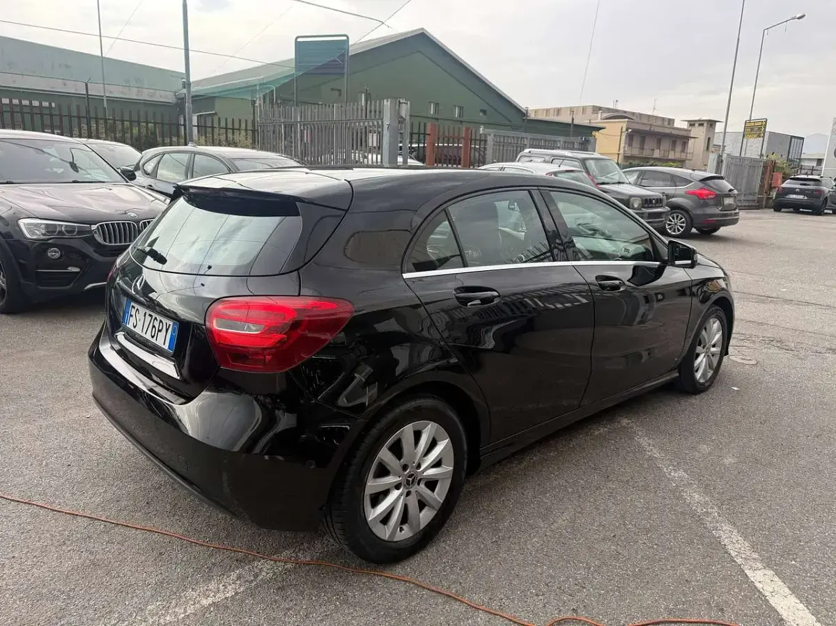 Usata Mercedes A180 109 CV (80 kW) 2017 Nero Utilitaria