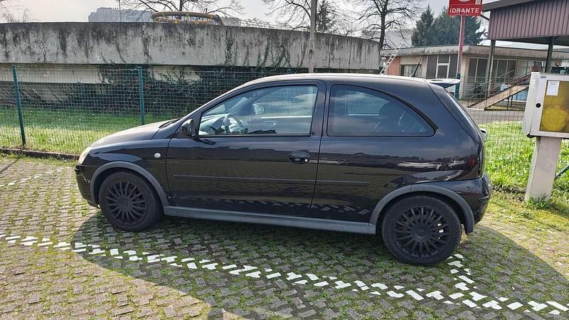 Usata Opel Corsa 90 CV (66 kW) 2006 Nero Utilitaria