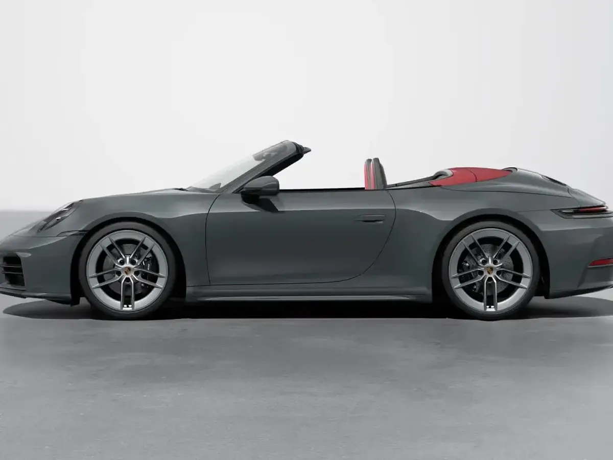 Usata Porsche 911 394 CV (289 kW) 2025 Grigio ardesia neo/capote rossa Cabrio