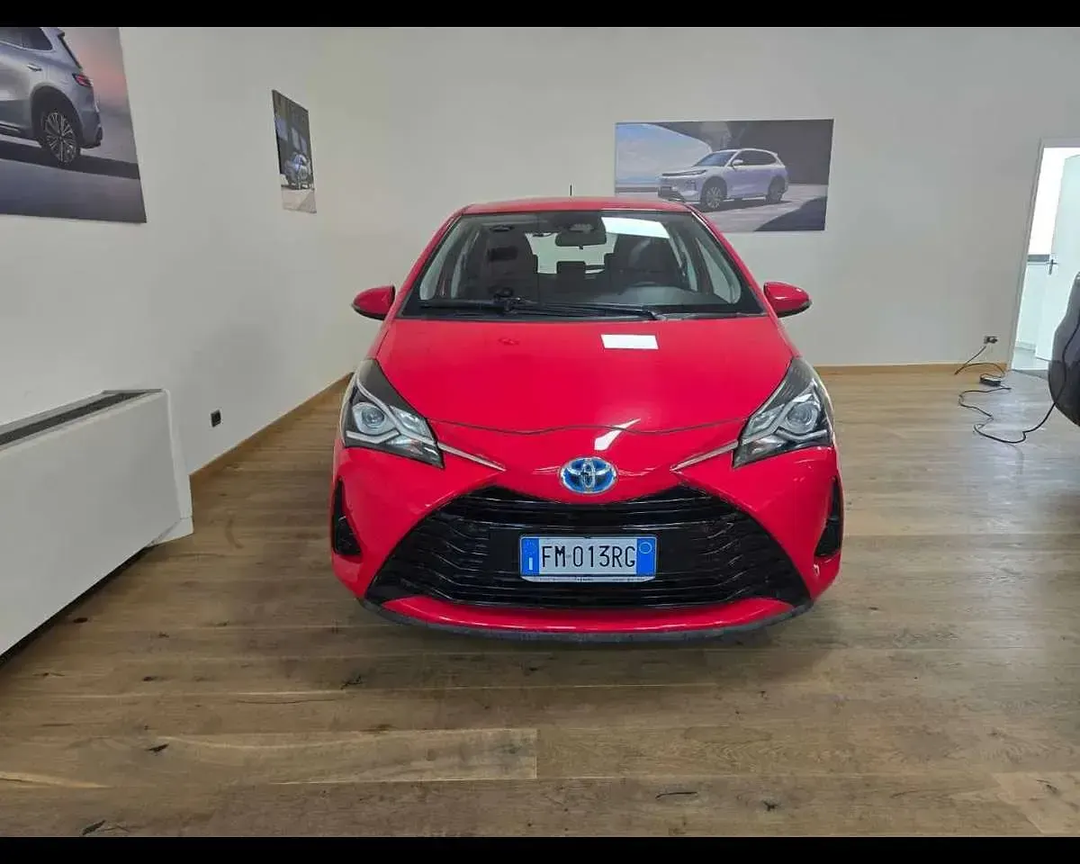 Usata Toyota Yaris Hybrid Active 73 CV (53 kW) 2018 Rosso Berlina