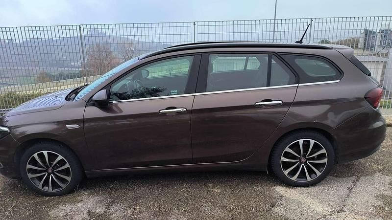 Usado Fiat Tipo Lounge 120 HP (88 kW) 2019 Castanho Carrinha