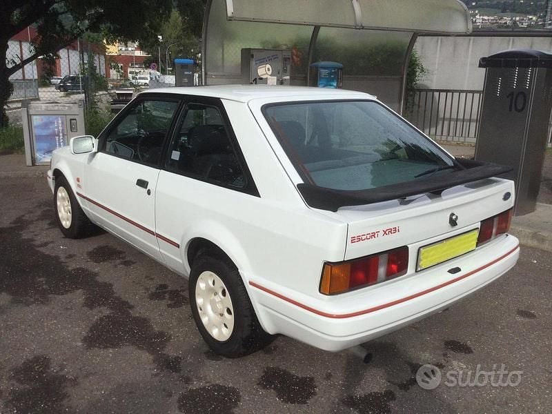 Usata Ford Escort 102 CV (75 kW) 1988 Bianco Berlina