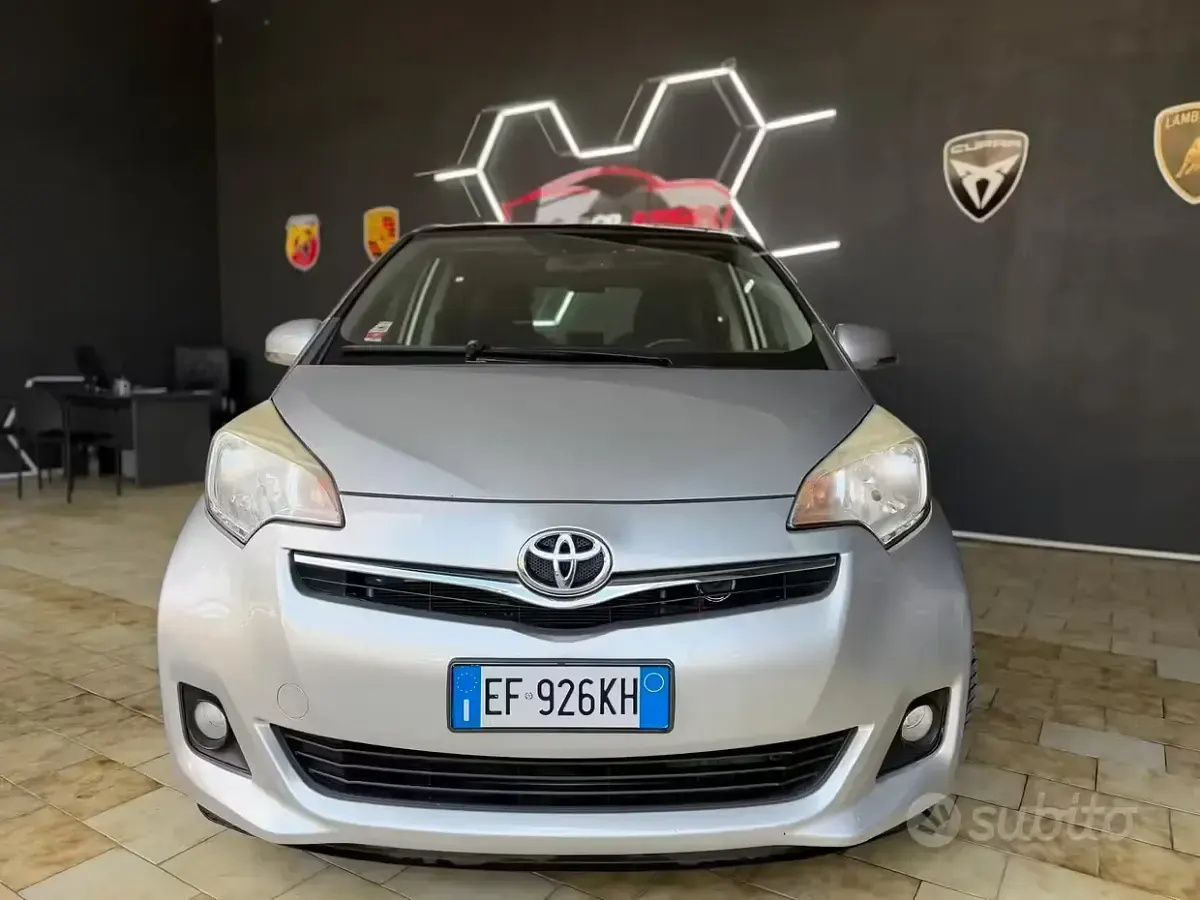 Usata Toyota Verso-S Active 90 CV (66 kW) 2011 Grigio Monovolume
