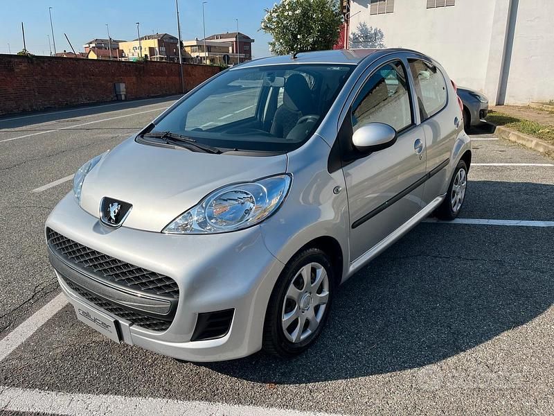 Grigio Usata 2011 Peugeot 107 Due volumi | 6950 € (Molto cara) - Immagine 1/4