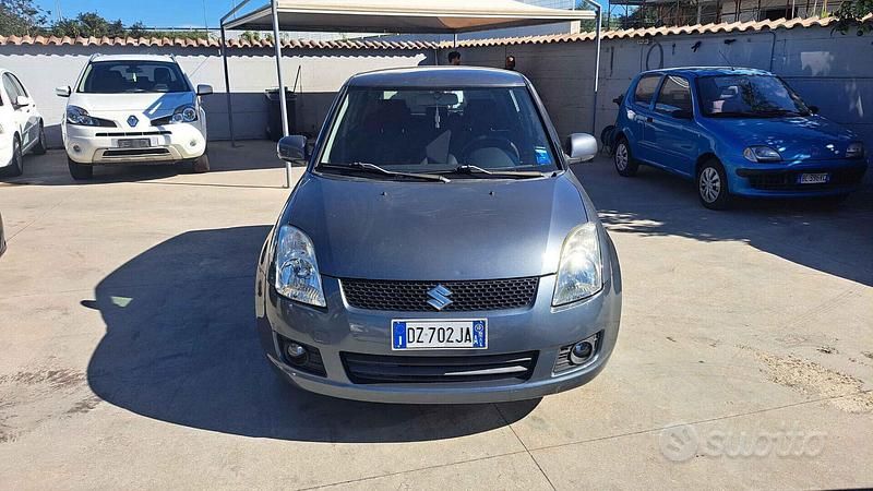 Grigio Usata 2010 Suzuki Swift GL Due volumi | 3900 € (Buon prezzo) - Immagine 1/4