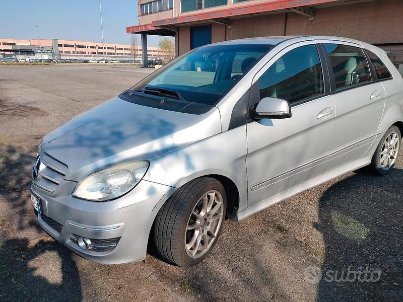Usata Mercedes B200 140 CV (102 kW) 2009 Grigio Monovolume