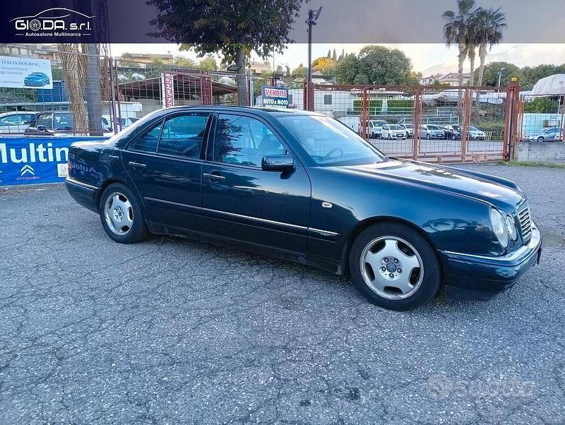 Usata Mercedes E250 Avantgarde 149 CV (109 kW) 1998 Blu Berlina