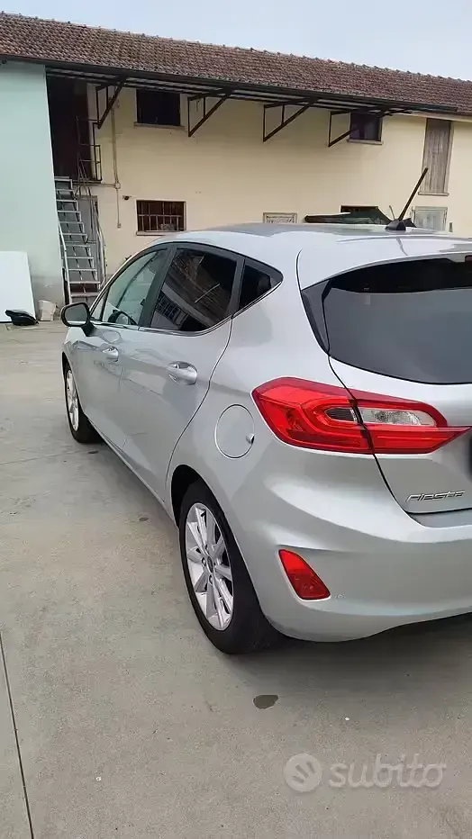 Usata Ford Fiesta 100 CV (73 kW) 2019 Grigio Utilitaria