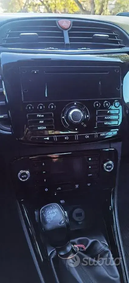Usata Lancia Delta 120 CV (88 kW) 2014 Blu Utilitaria