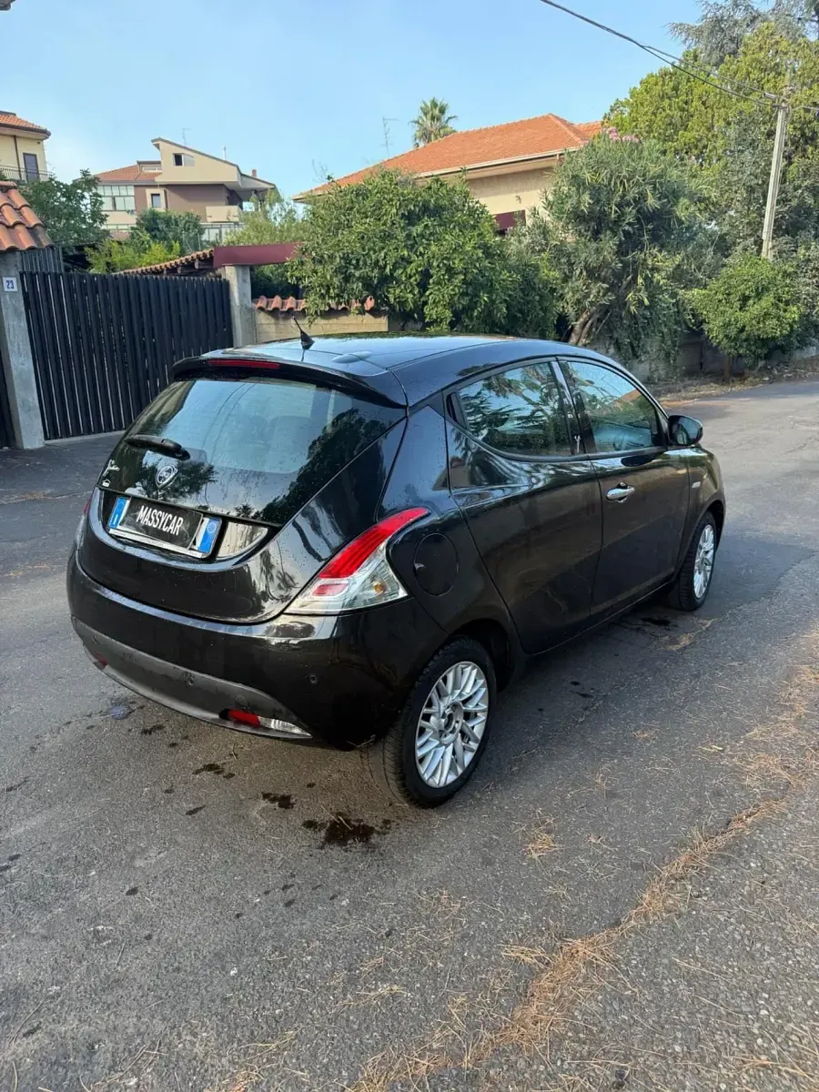 Usata Lancia Ypsilon Gold 95 CV (69 kW) 2015 Nero Utilitaria