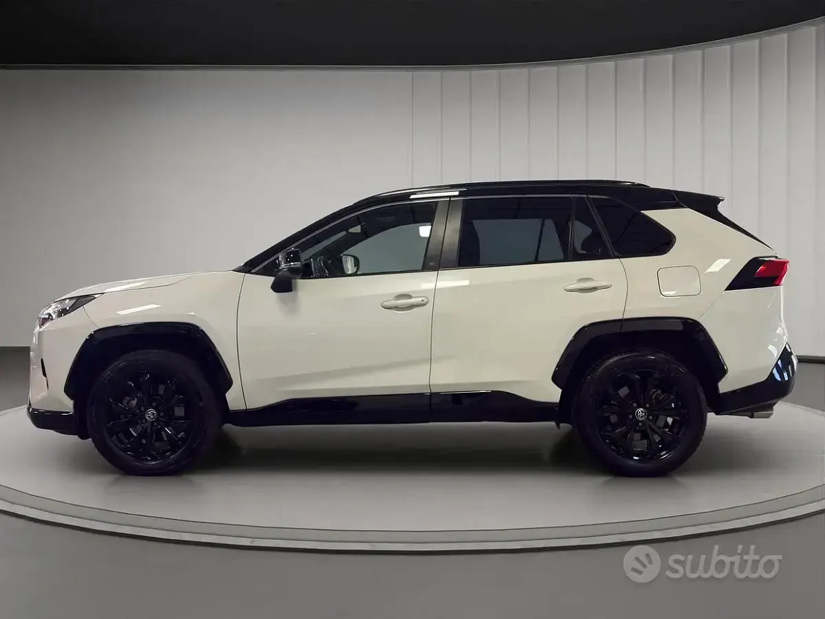 Usata Toyota RAV4 Hybrid Style 218 CV (160 kW) 2022 Black & white SUV