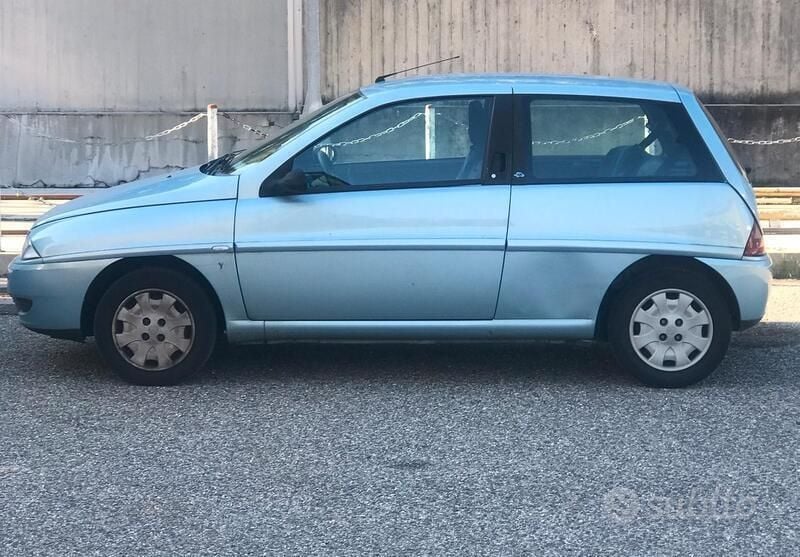 Usata Lancia Ypsilon 60 CV (44 kW) 2003 Blu/azzurro Utilitaria