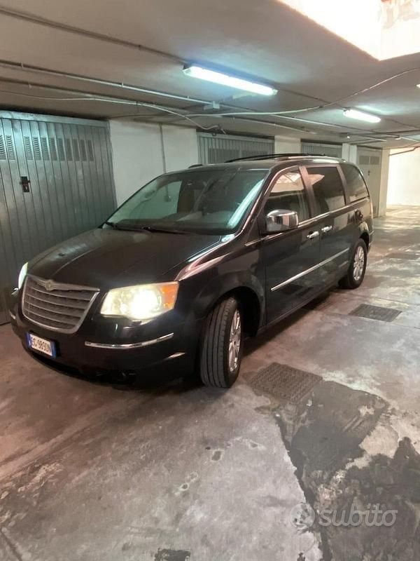 Usata Chrysler Voyager 163 CV (119 kW) 2010 Nero Monovolume