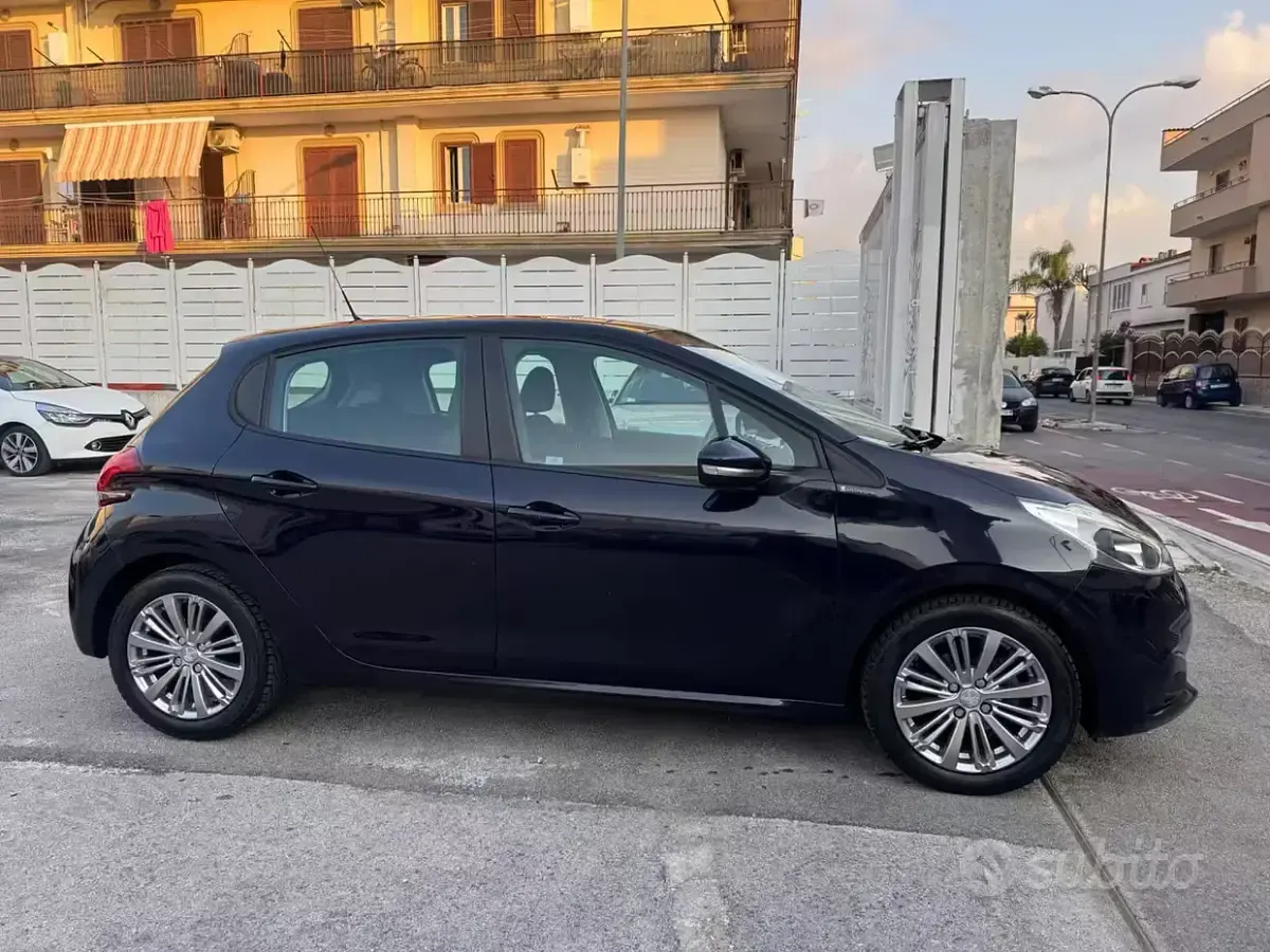 Usata Peugeot 208 Allure 82 CV (60 kW) 2018 Bluazzurro Utilitaria