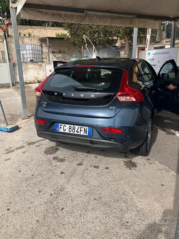Usata Volvo V40 Momentum 120 CV (88 kW) 2017 Blu Berlina