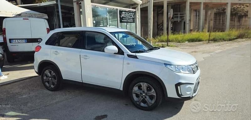 Bianco Usata 2015 Suzuki Vitara SUV | 10.900 € (Ottimo prezzo) - Immagine 1/4