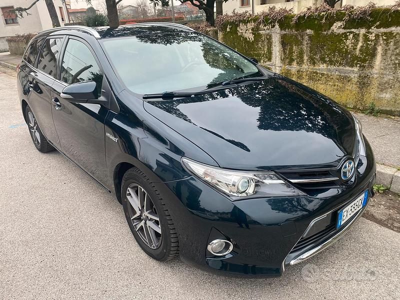 Usata Toyota Auris Hybrid 99 CV (72 kW) 2015 Blu Station wagon