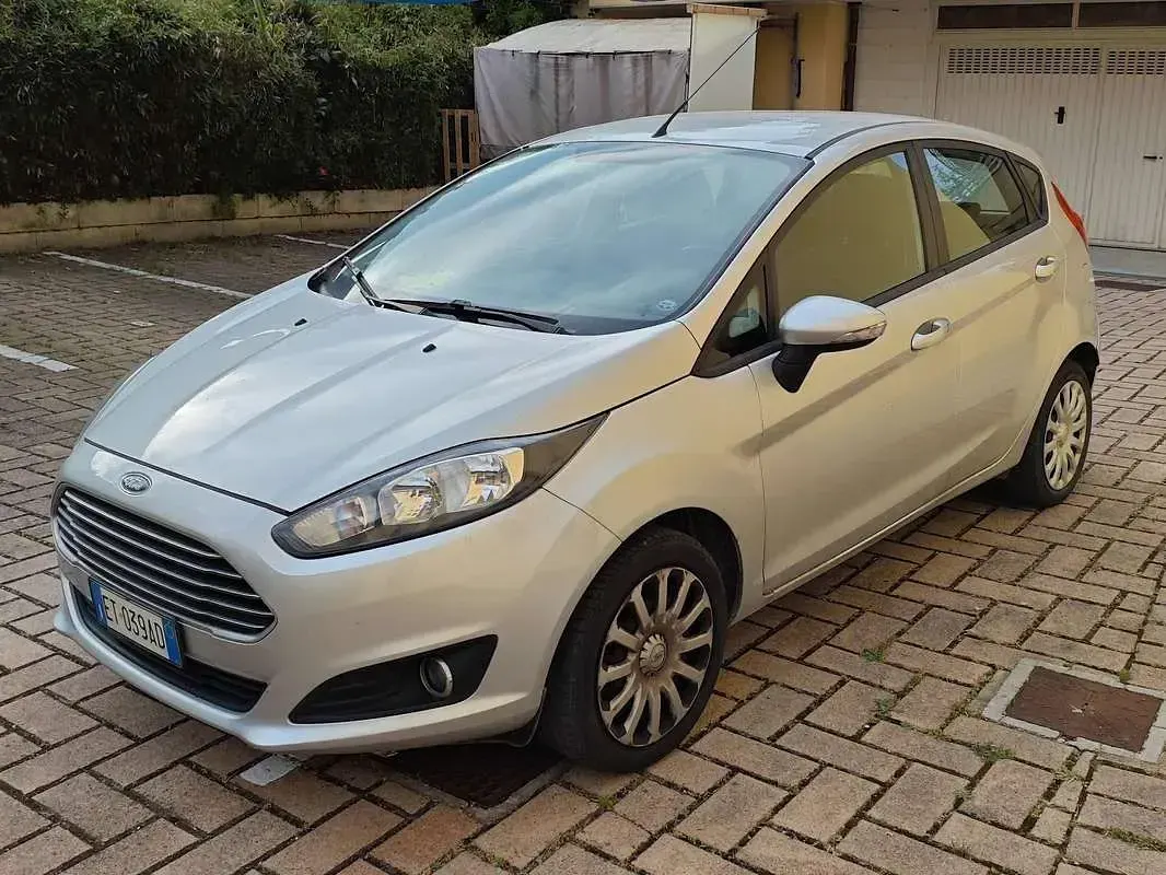 Usata Ford Fiesta 92 CV (67 kW) 2013 Argento Berlina