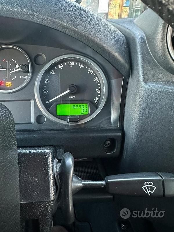 Usata Land Rover Defender S 122 CV (89 kW) 2008 Nero SUV