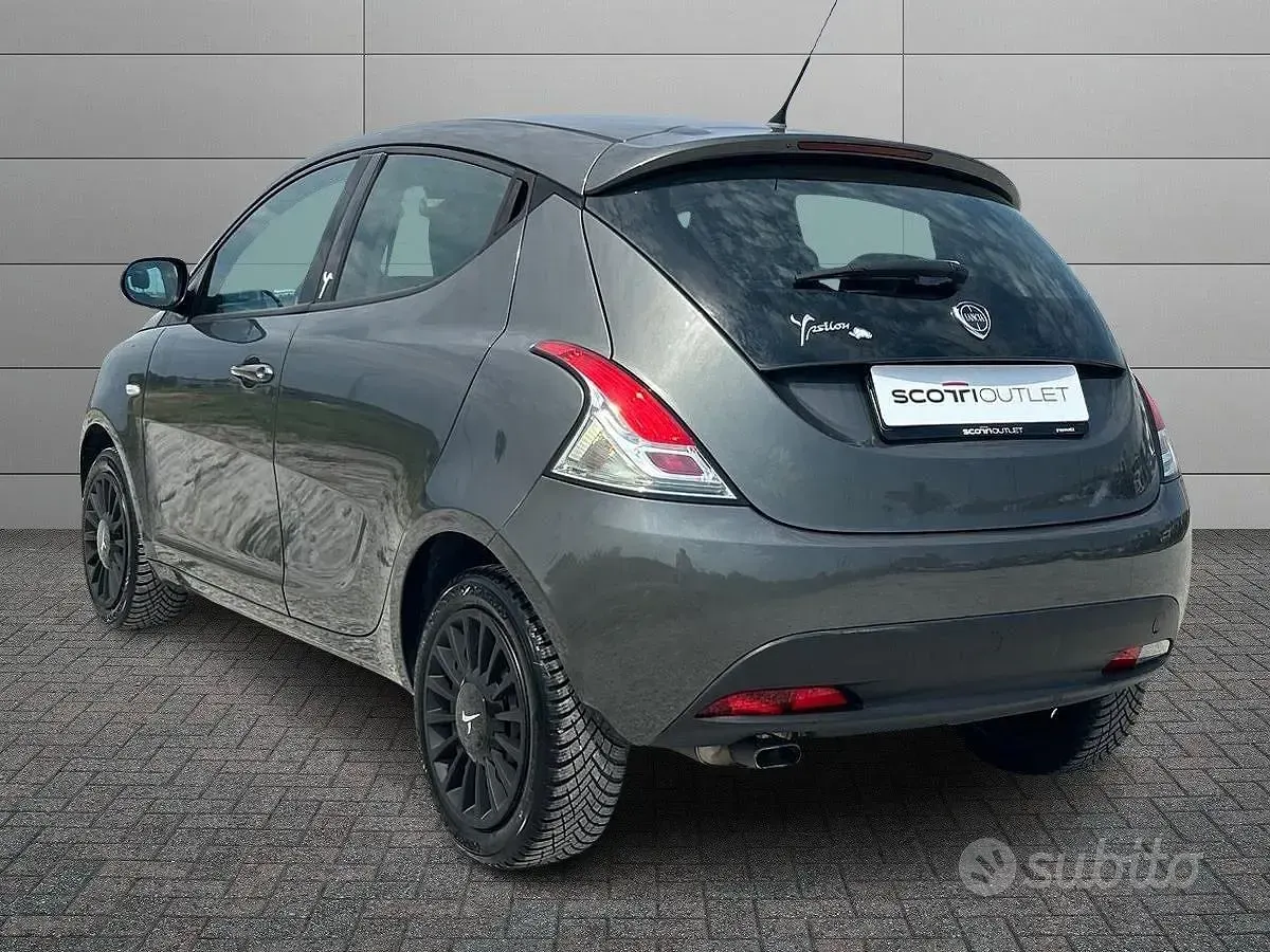 Usata Lancia Ypsilon 69 CV (50 kW) 2015 Grigio Utilitaria