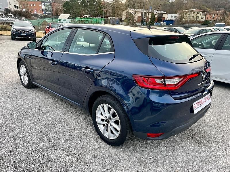 Usata Renault Mégane IV Business 110 CV (80 kW) 2018 Blu/azzurro Berlina
