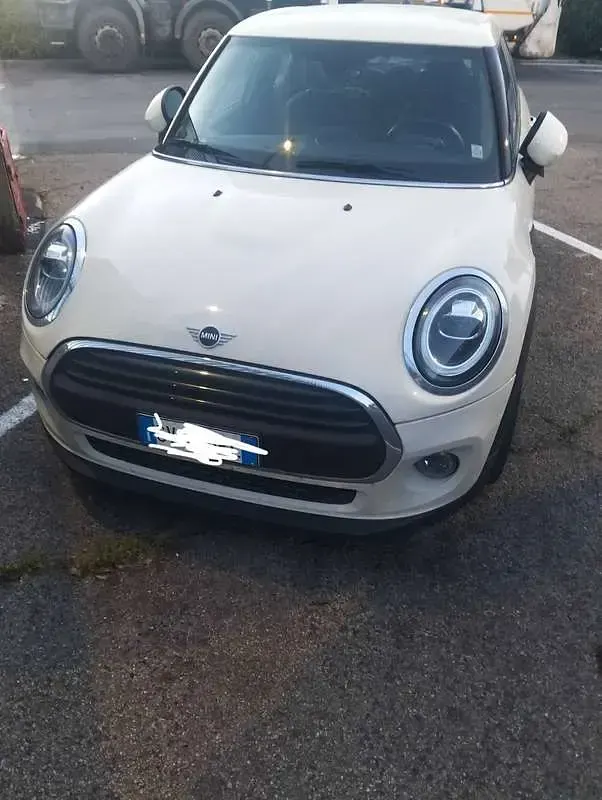 Usata Mini ONE 75 CV (55 kW) 2021 Beige Utilitaria