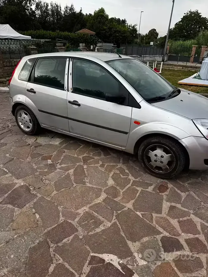 Usata Ford Fiesta 68 CV (50 kW) 2004 Grigio Utilitaria