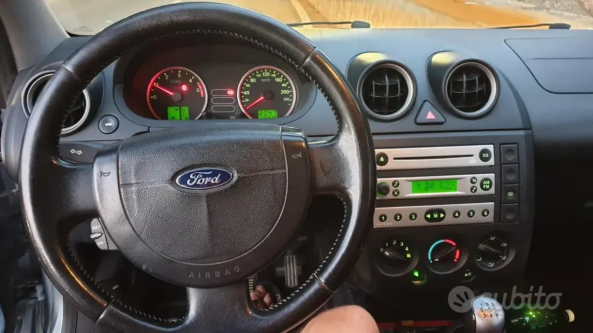 Usata Ford Fiesta 68 CV (50 kW) 2004 Bluazzurro Utilitaria