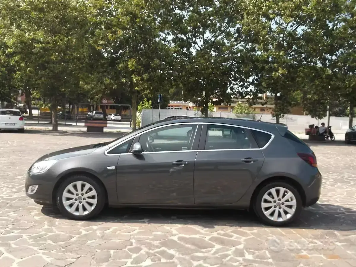 Usata Opel Astra 110 CV (80 kW) 2011 Marrone Berlina