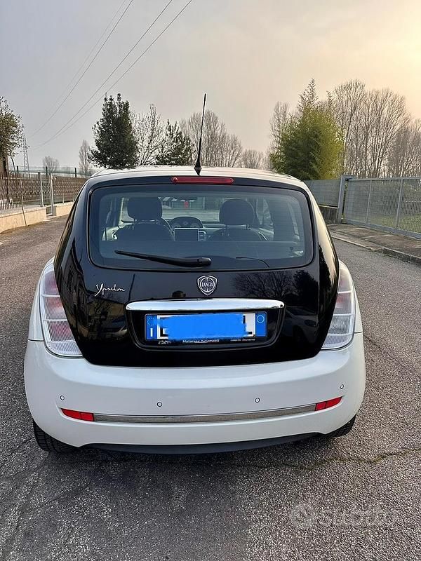 Usata Lancia Ypsilon 60 CV (44 kW) 2011 Bianco Utilitaria