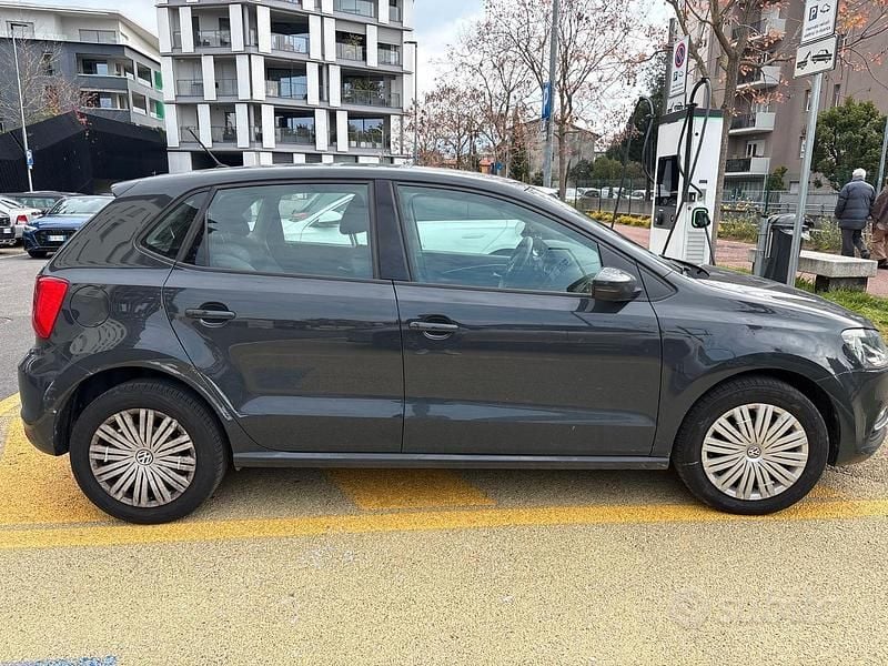 Usata VW Polo Comfortline 75 CV (55 kW) 2017 Grigio Berlina