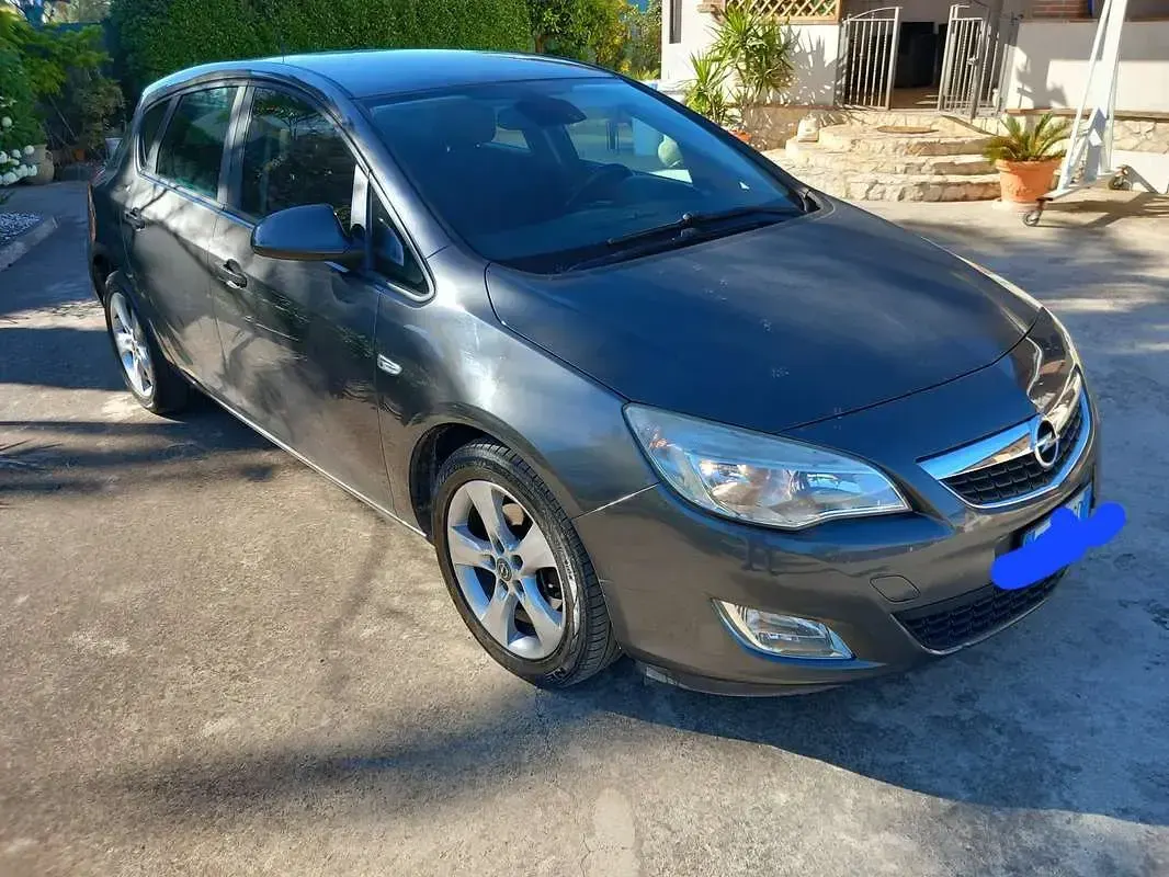 Usata Opel Astra 110 CV (80 kW) 2011 Berlina