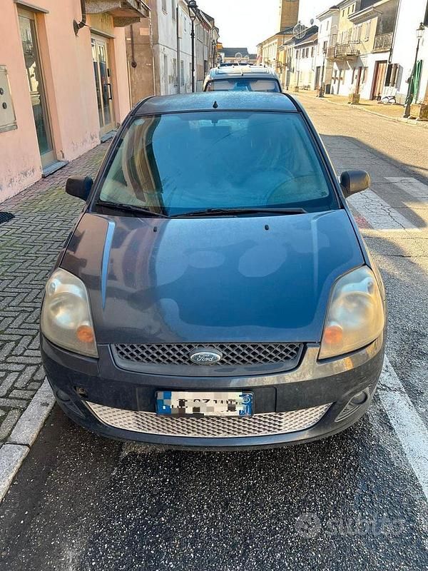 Nero Usata 2008 Ford Fiesta Ghia Tre volumi | 3500 € (Buon prezzo) - Immagine 1/4